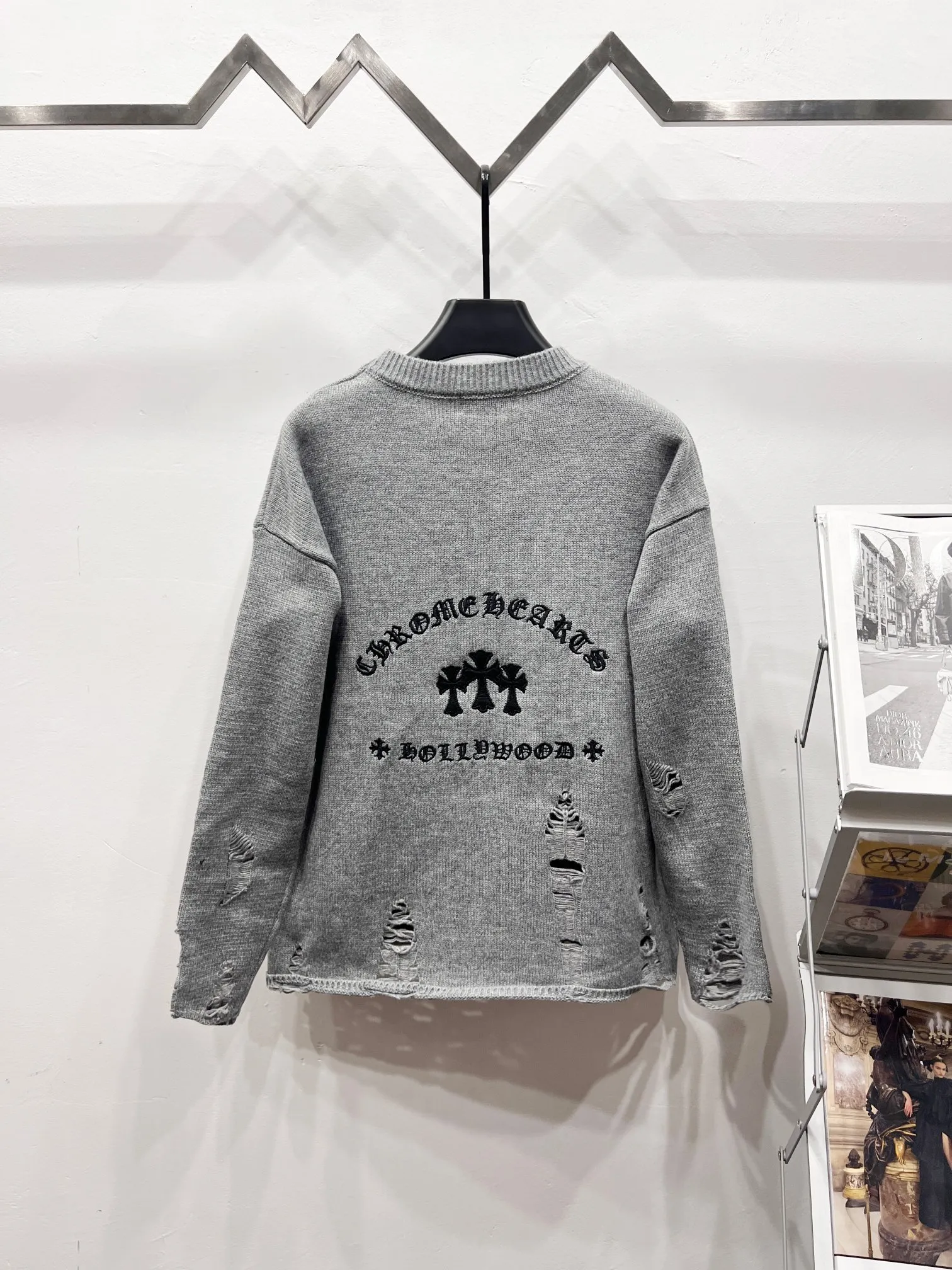 P240 High quality, model number: (Q061) Chrome Hearts CH Chrome Hearts patchwork cross hole knitted sweater pullover. It’s a very eye-catching style. It’s the same style for men and women. It’s black and white. It looks great in real life. It looks great in daily wear. It’s even better in photos. It’s hard not to buy it. Buy it for me!!! Believe me, no one can refuse such a long Chrome Hearts jacket. It has an expanded version based on the old version. The upper body is loose and stylish. Casual design with an expanded hem. Fat people are extremely slim. Thin people have a limited height. Ten thousand yuan ZP printing. 1:1 perfect restoration. Looks good when worn alone. Can be easily controlled by both men and women. If you care more about quality, you must also respect the price. It is completely different from the thin transparent bottoms on the market that pill when worn. If the style makes you shine at a glance, then quality is what you should pay more attention to. We focus on quality rather than price. Customers who have received my products all know it. ️️️ Sweaters on the market are generally made of bract core yarn. We use modal. The advantages over core-spun yarn are very intuitive: high cost, high price, high density, relatively expensive for developers, and let us make a lot less money. In addition, it is delicate, has no scum on the upper body, resists pilling, and is high-end. We are conscientious sellers and do not use core-spun yarn. Apart from being cheap, core-spun yarn is really useless. It shrinks, pills, hooks, and makes people pierced. He is proficient in everything. It is 2024. Who doesn’t want to look decent when they go out? Quality determines the upper body effect. No matter how bad the quality, the best style is still the temperament of the urban-rural fringe. We only do long-term business. Quality determines character. Take it back and wear it with confidence and wash it. The quality of the pattern will definitely make your eyes shine. We only make the right version of high quality. We make high-end hard goods. Reject junk goods and reject fast food. Conscientious quality and conscientious price. You deserve it!  Color: Black White Gray Red Size: S M L